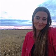 Profesora de piano imparte clases para alumnos principiantes